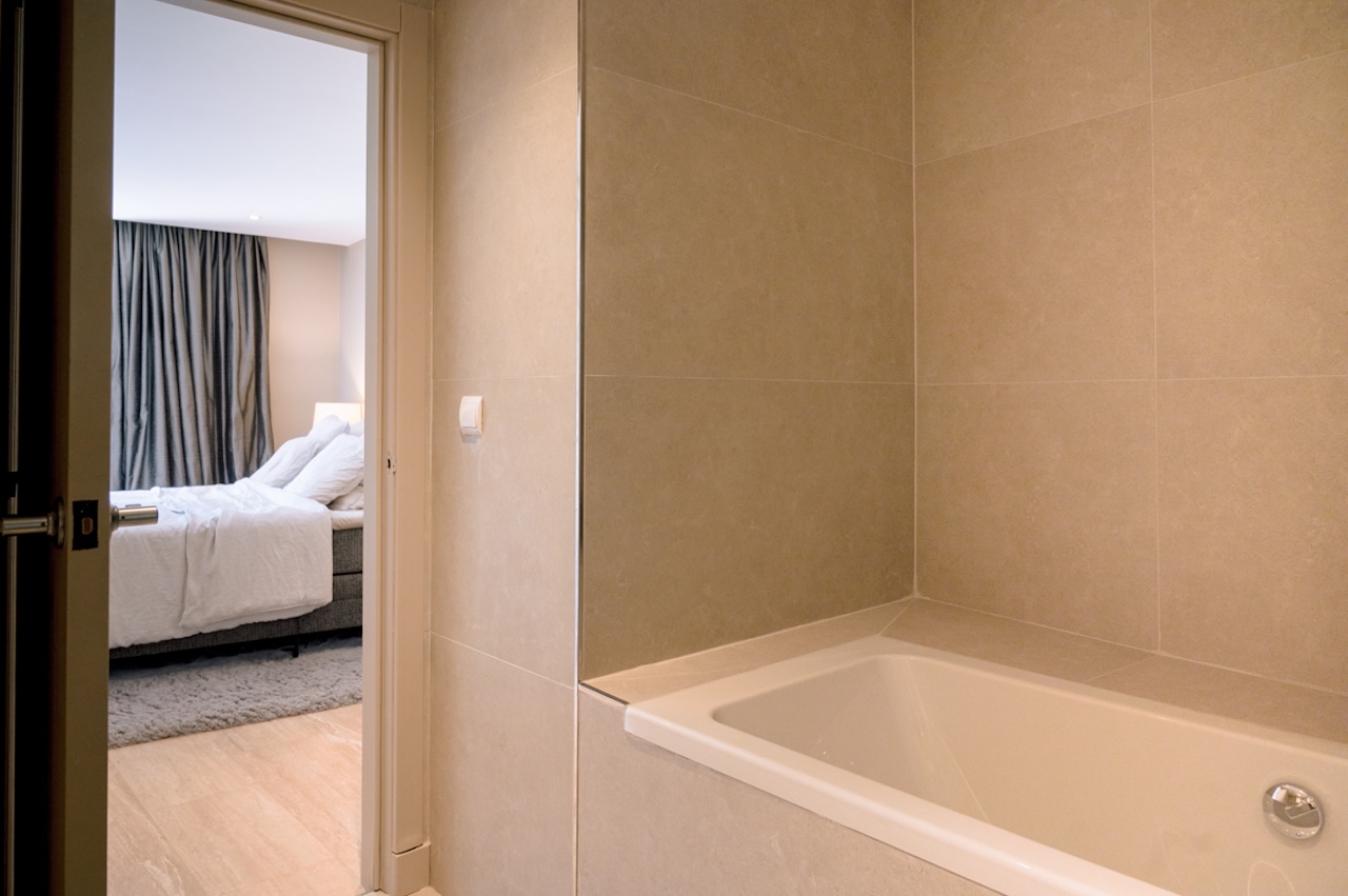 Resa Estates Ibiza apartment Ibiza sale verkoop Roca llisa bathroom tub.JPG